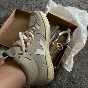 NWOB Veja High Top Sneakers Size 7